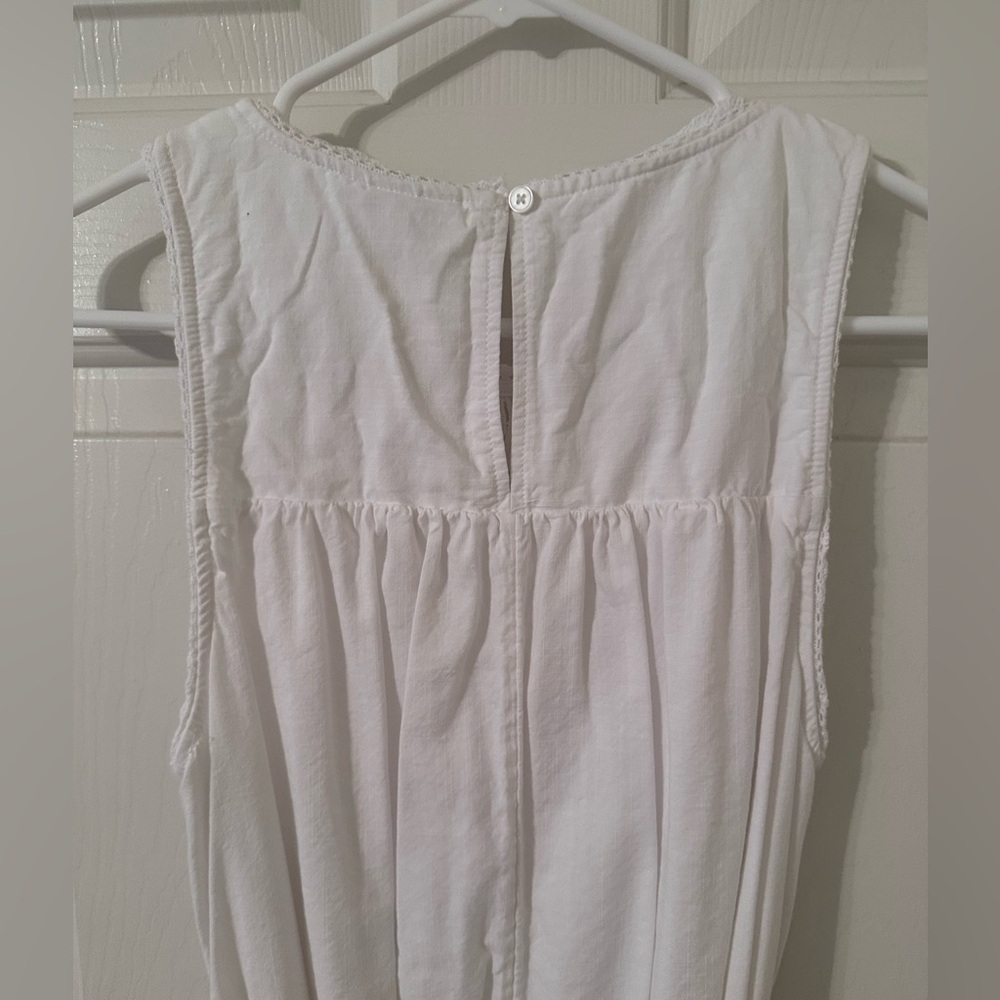 NWOT!! Beautiful Women’s Small lace dress with cute tie at waist! - Picture 4 of 5